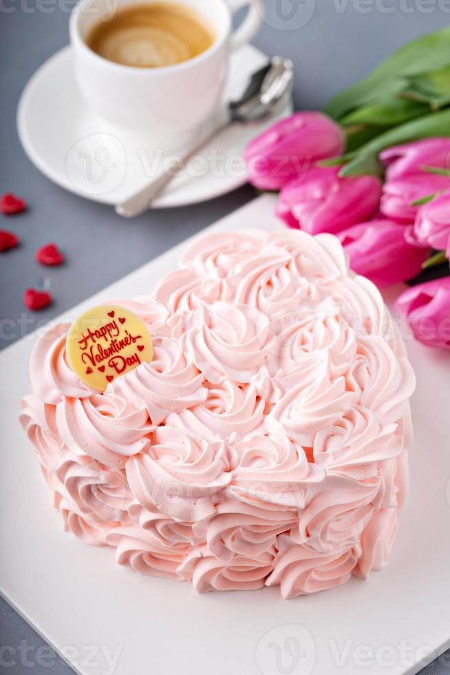valentijnsdag dag taart met room rozen foto