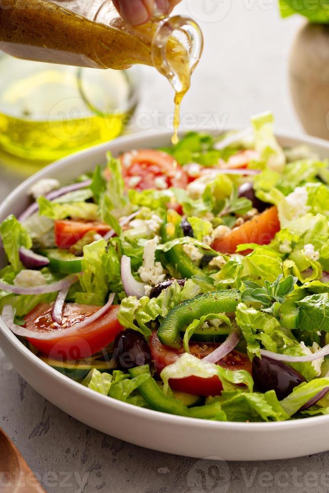 vegetarisch Grieks salade met vinaigrette dressing foto