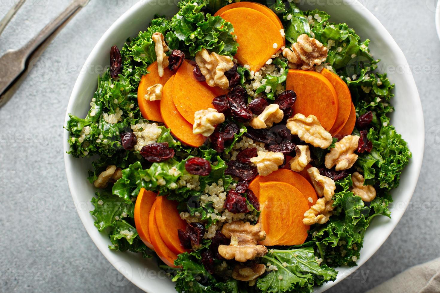 vallen salade met boerenkool, walnoten en kaki foto