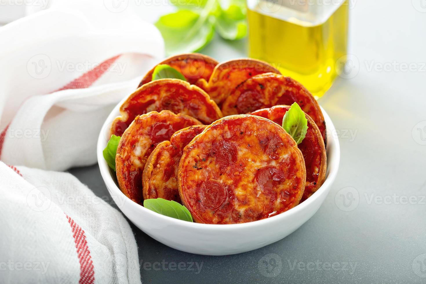 mini pepperoni pizza's foto