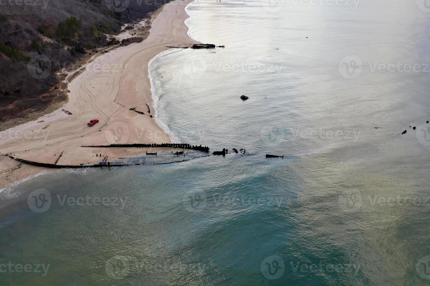 antenne visie van reeves strand met de roanoke binnenschepen schipbreuk in rivierhoofd lang eiland, nieuw york. foto