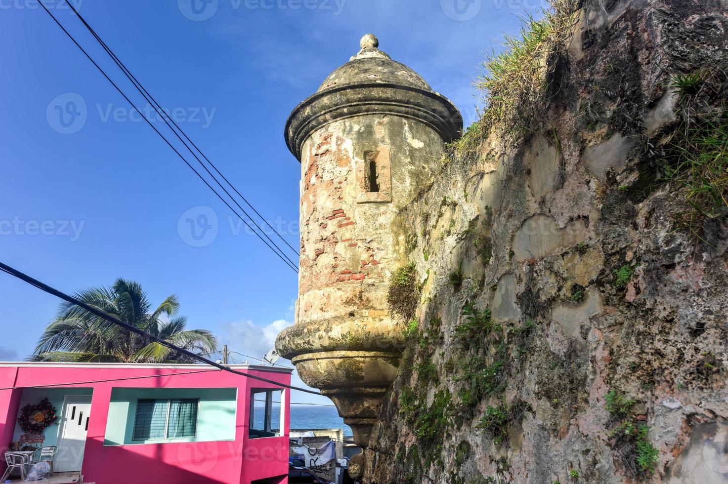 stad muren en pas op langs de straten van san juan, puerto rico. foto