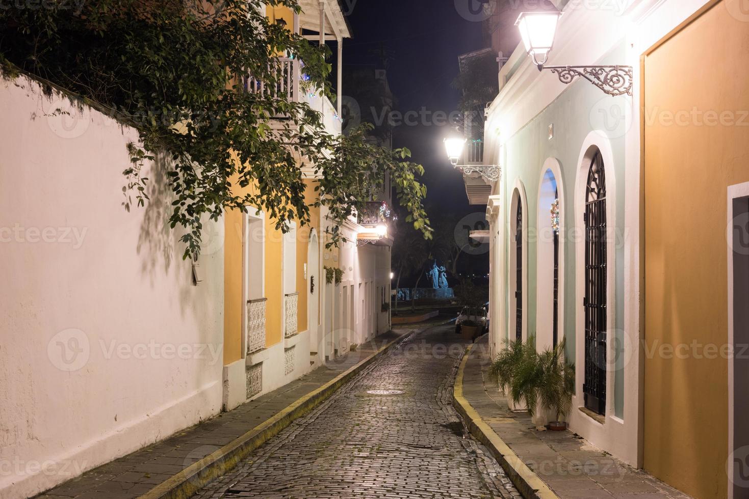 nonnen straat in oud san juan, puerto rico Bij nacht. foto