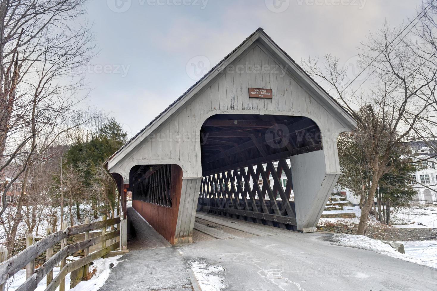 midden- gedekt brug in houtvoorraad, Vermont. foto