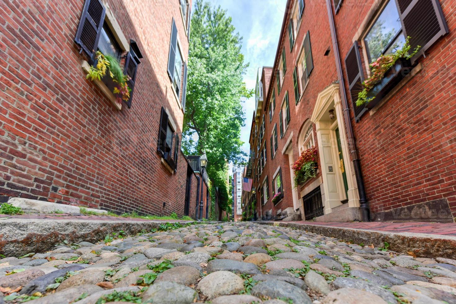 eikel- straat in Boston, massachusetts. het is een versmallen rijbaan geplaveid met kasseien dat was huis naar koetsiers in loondienst door gezinnen in mt. vernon en kastanje straat herenhuizen. foto