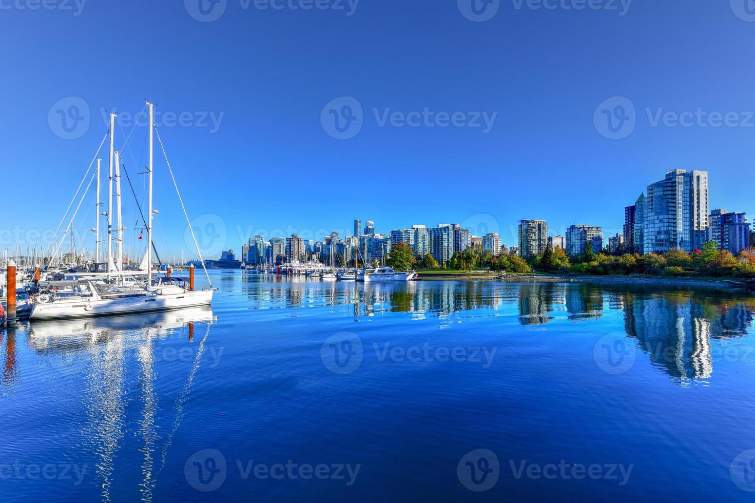 Vancouver downtown horizon gedurende de dag van Stanley park, Canada. foto