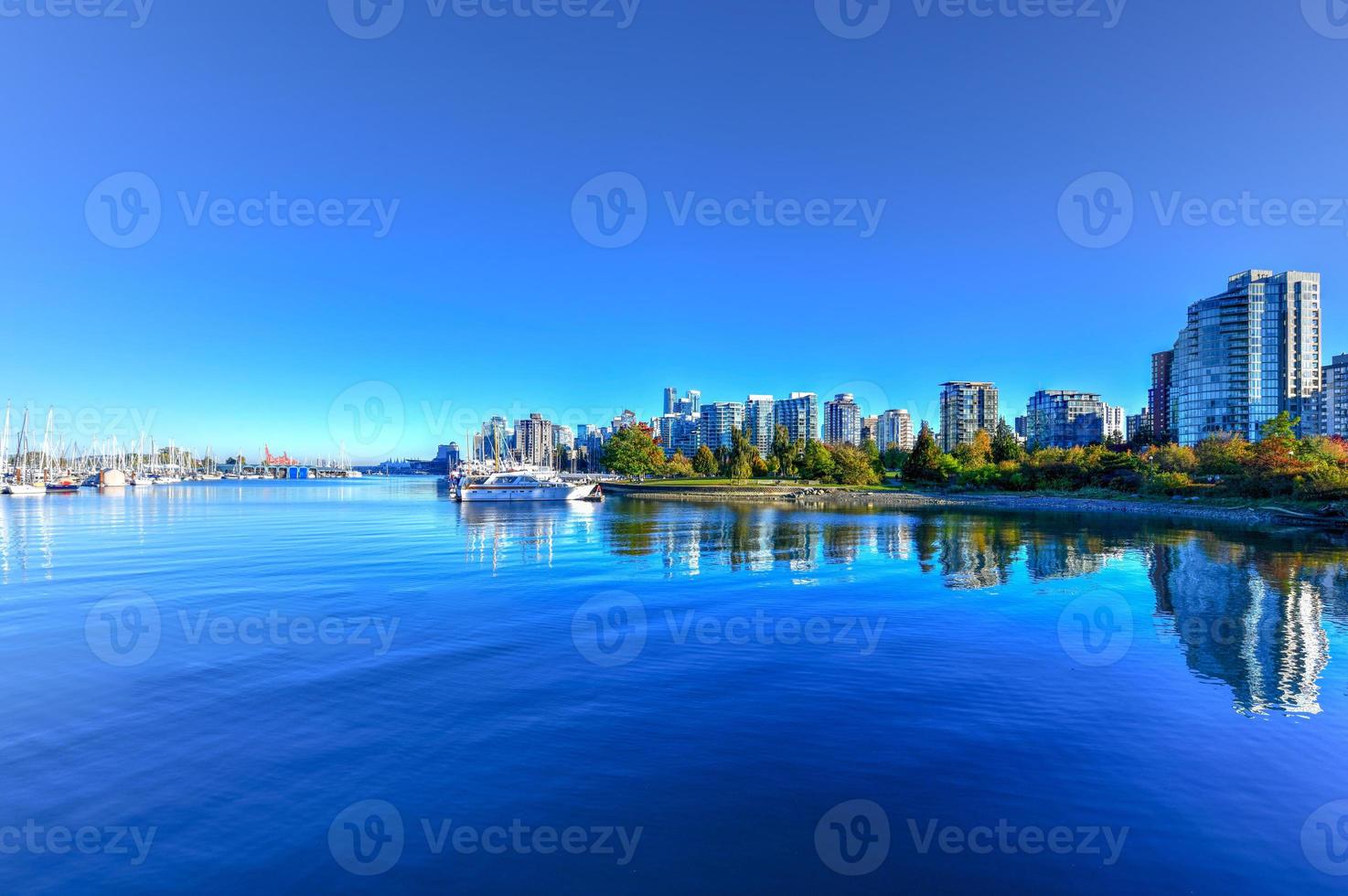 Vancouver downtown horizon gedurende de dag van Stanley park, Canada. foto