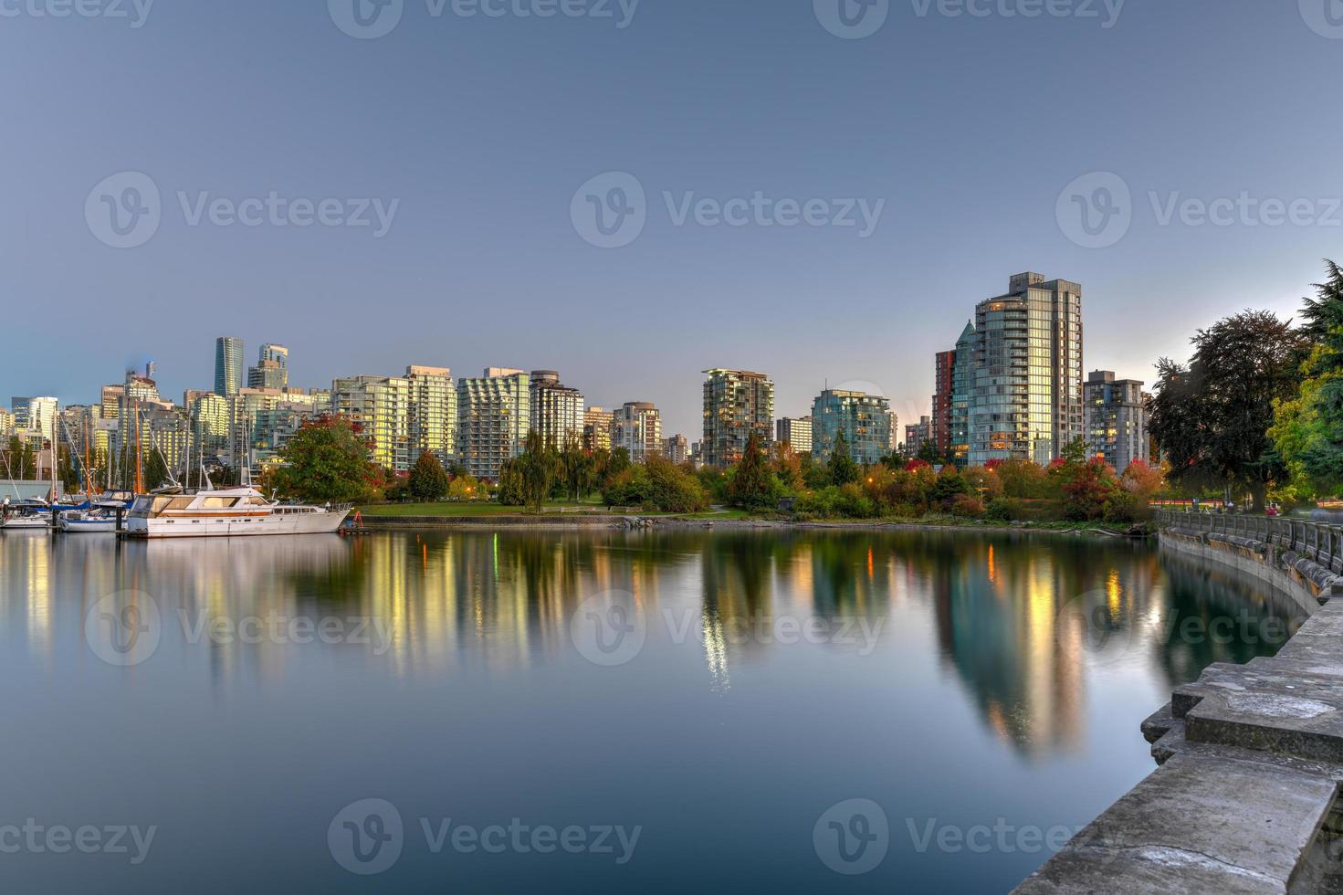 Vancouver downtown horizon Bij schemer van Stanley park, Canada. foto