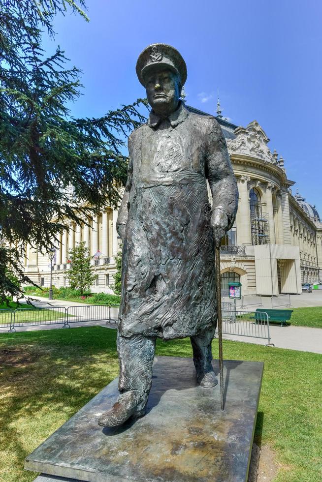 standbeeld van winston Churchill buiten de petit palais in de buurt de Seine rivier, Parijs, Frankrijk, 2022 foto