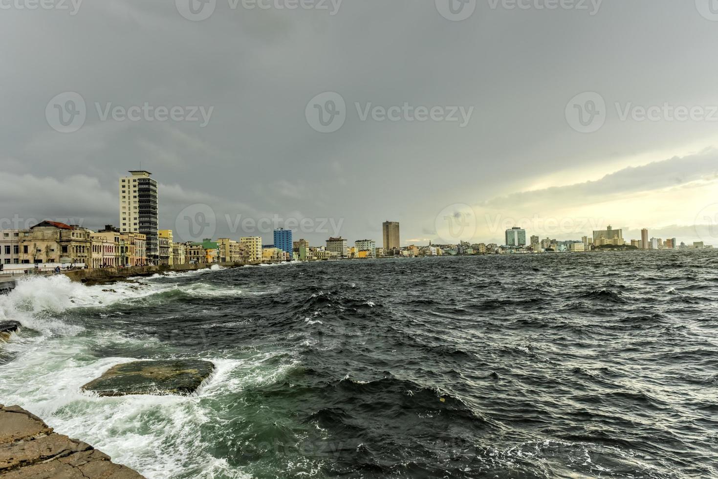 de malecon is een breed esplanade, rijweg en zeewering welke strekt zich uit voor 8 km langs de kust in havanna, Cuba. foto