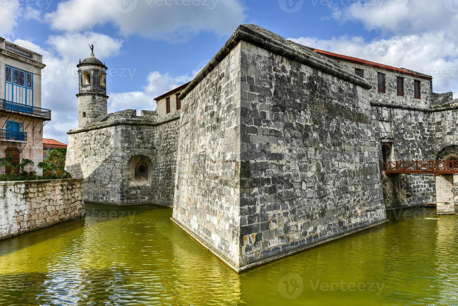 visie langs de gracht van de castillo de la echt Fuerza in havanna, Cuba. gebouwd in de midden 16e eeuw, de fort was de hoofdkwartier van de Spaans kapiteins algemeen. foto