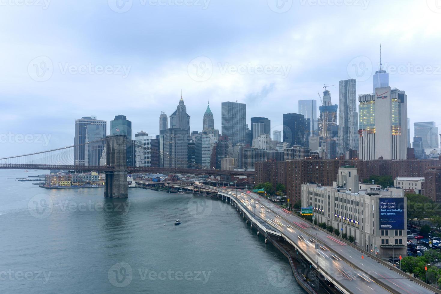 nieuw york stad horizon net zo bekeken van de Manhattan brug. foto