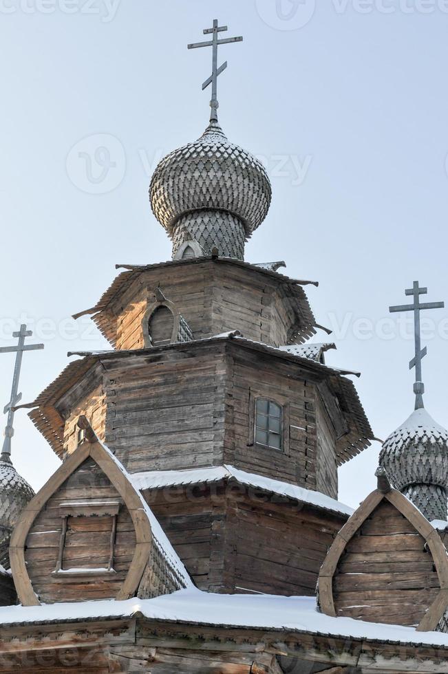 de houten kerk van de opstanding van Christus in de museum van houten architectuur en boeren leven Aan een winter dag in soezdal, Rusland. foto