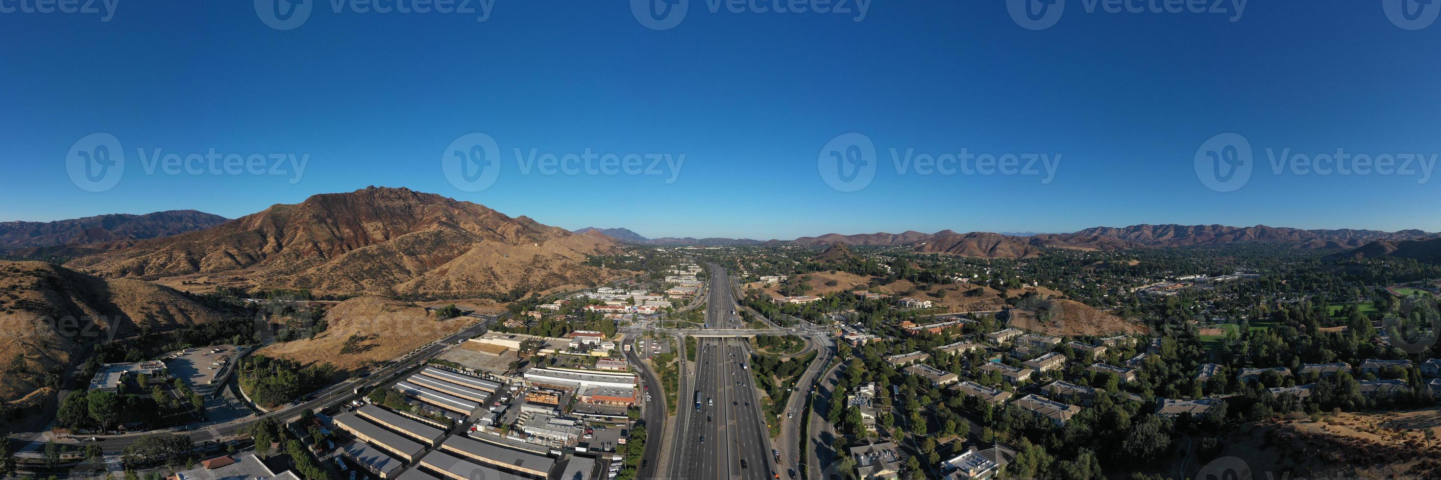 agoura heuvels, ca - aug 26, 2020 - antenne visie langs agoura heuvels en de ventura snelweg in los angeles district, Californië. foto