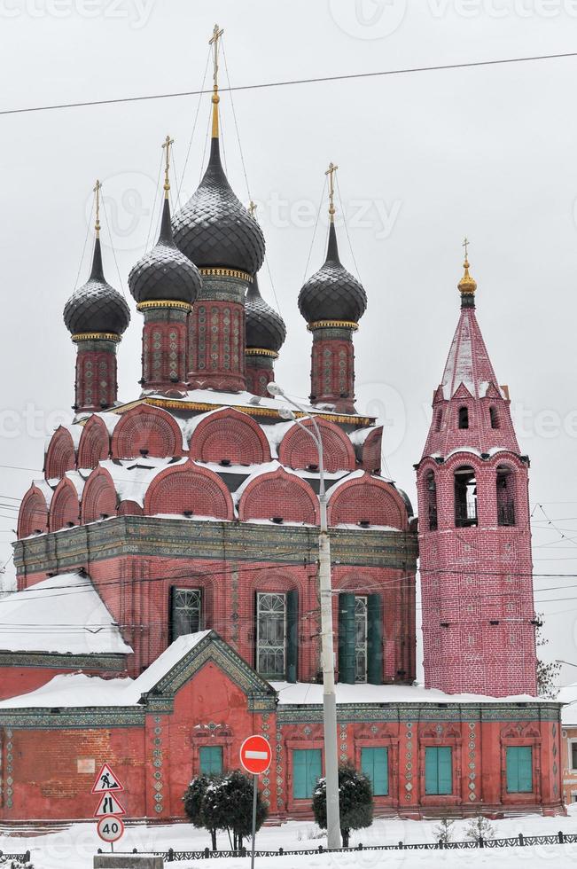 Openbaring kerk in yaroslavl in de gouden ring van Rusland in winter. foto