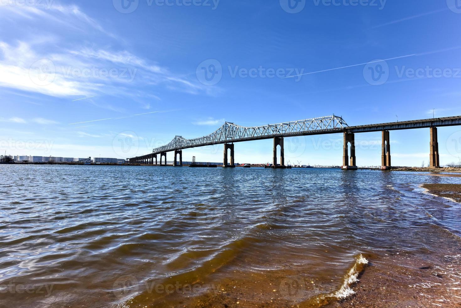 de buitenbrug kruispunt is een cantilever brug welke overspanningen de Arthur doden. de buitenbrug, net zo het is vaak bekend, verbindt Perth amboy, nieuw Jersey, met staten eiland, nieuw york. foto