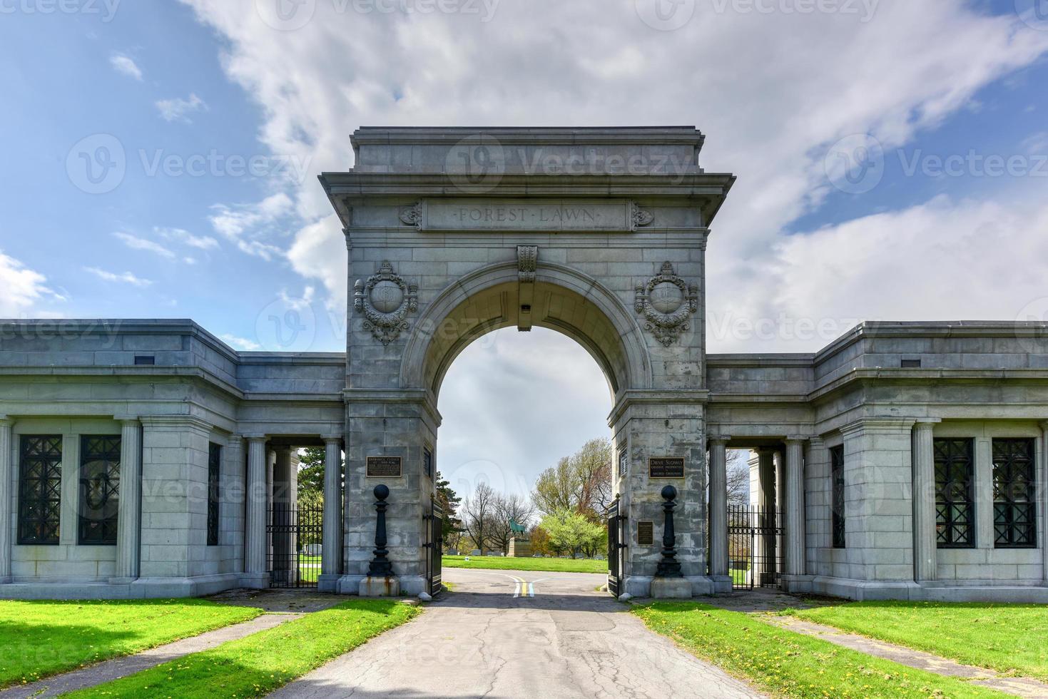 Woud gazon begraafplaats in buffel, nieuw york. monumenten, mausolea en sculpturen hebben aangetrokken bezoekers voor over- 150 jaren foto