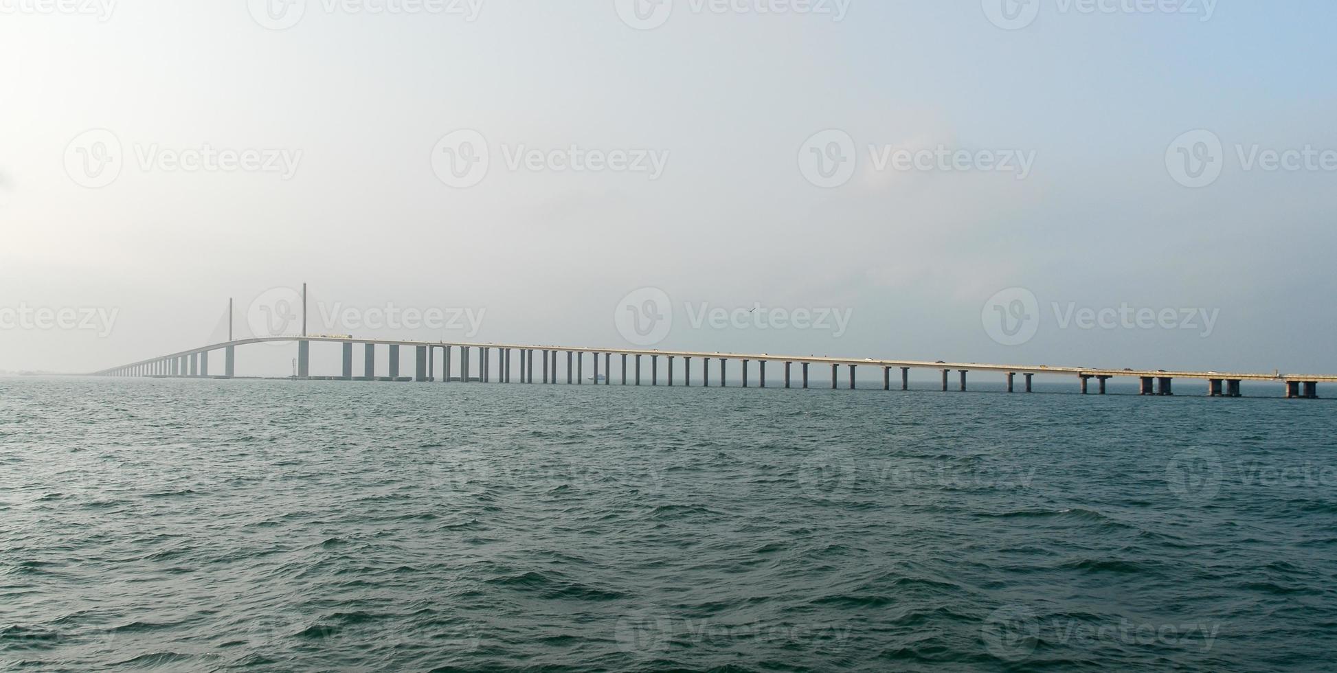 zonneschijn skyway brug - tampa baai, Florida foto