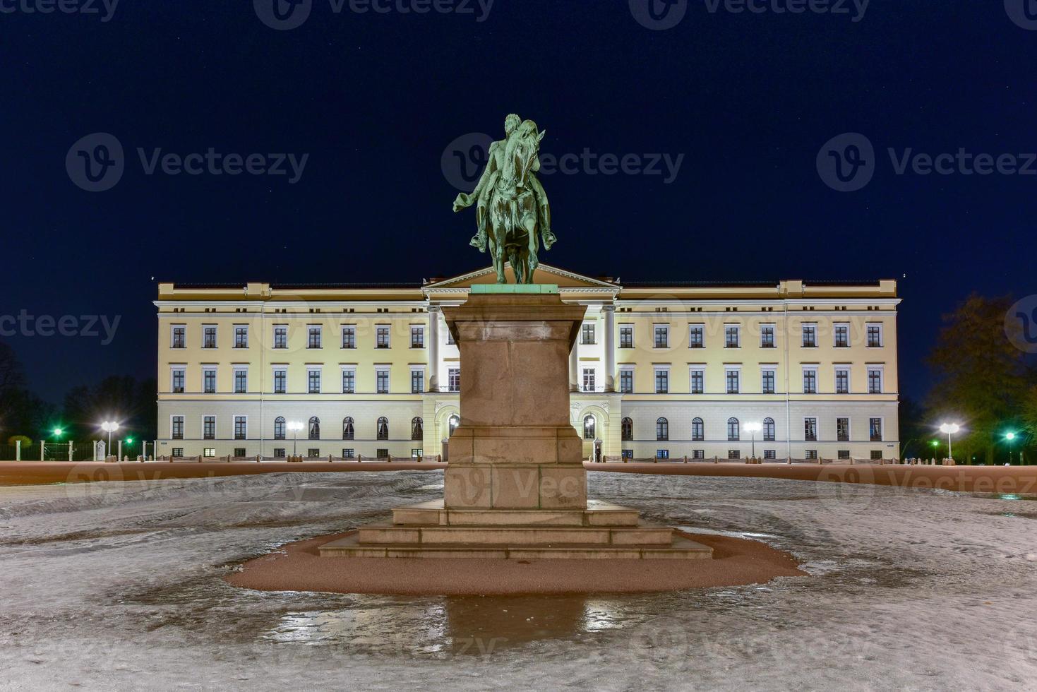 Koninklijk paleis van Oslo Bij nacht. de paleis is de officieel residentie van de Cadeau Noors monarch. foto