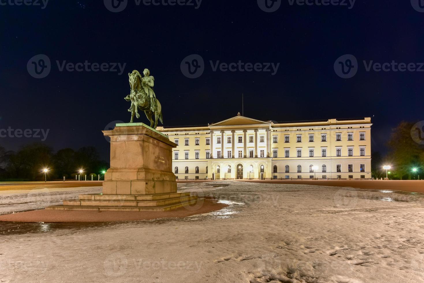 Koninklijk paleis van Oslo Bij nacht. de paleis is de officieel residentie van de Cadeau Noors monarch. foto