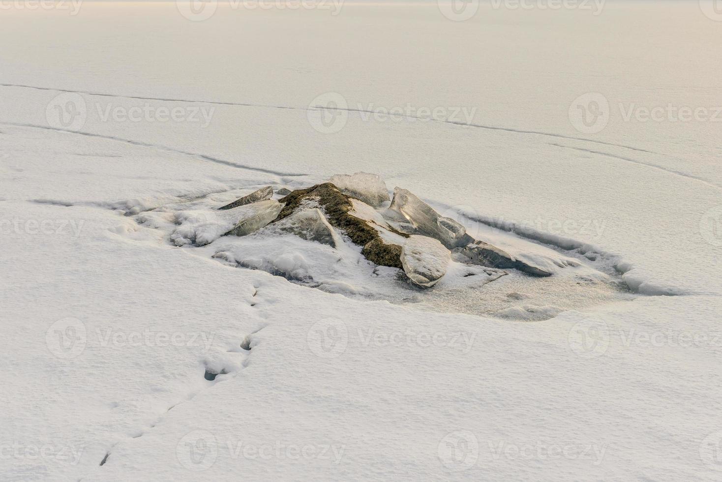 besneeuwd meer stevig in de lofoten eilanden, Noorwegen in de winter. foto