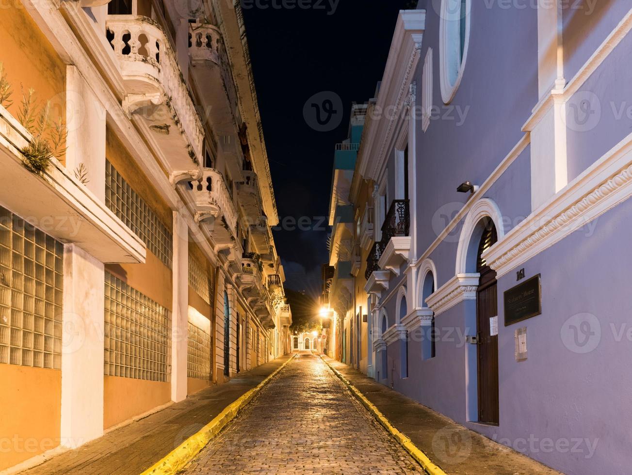 stad straat in oud san juan, puerto rico Bij nacht. foto