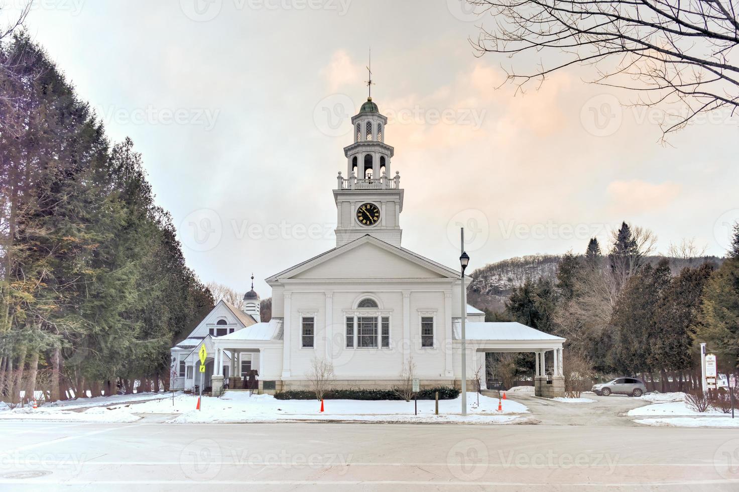 de eerste gemeentelijk kerk is een actief gemeentelijk kerk in houtvoorraad, Vermont. de origineel gebouw was gebouwd in 1807 en was herbouwd in 1890. foto
