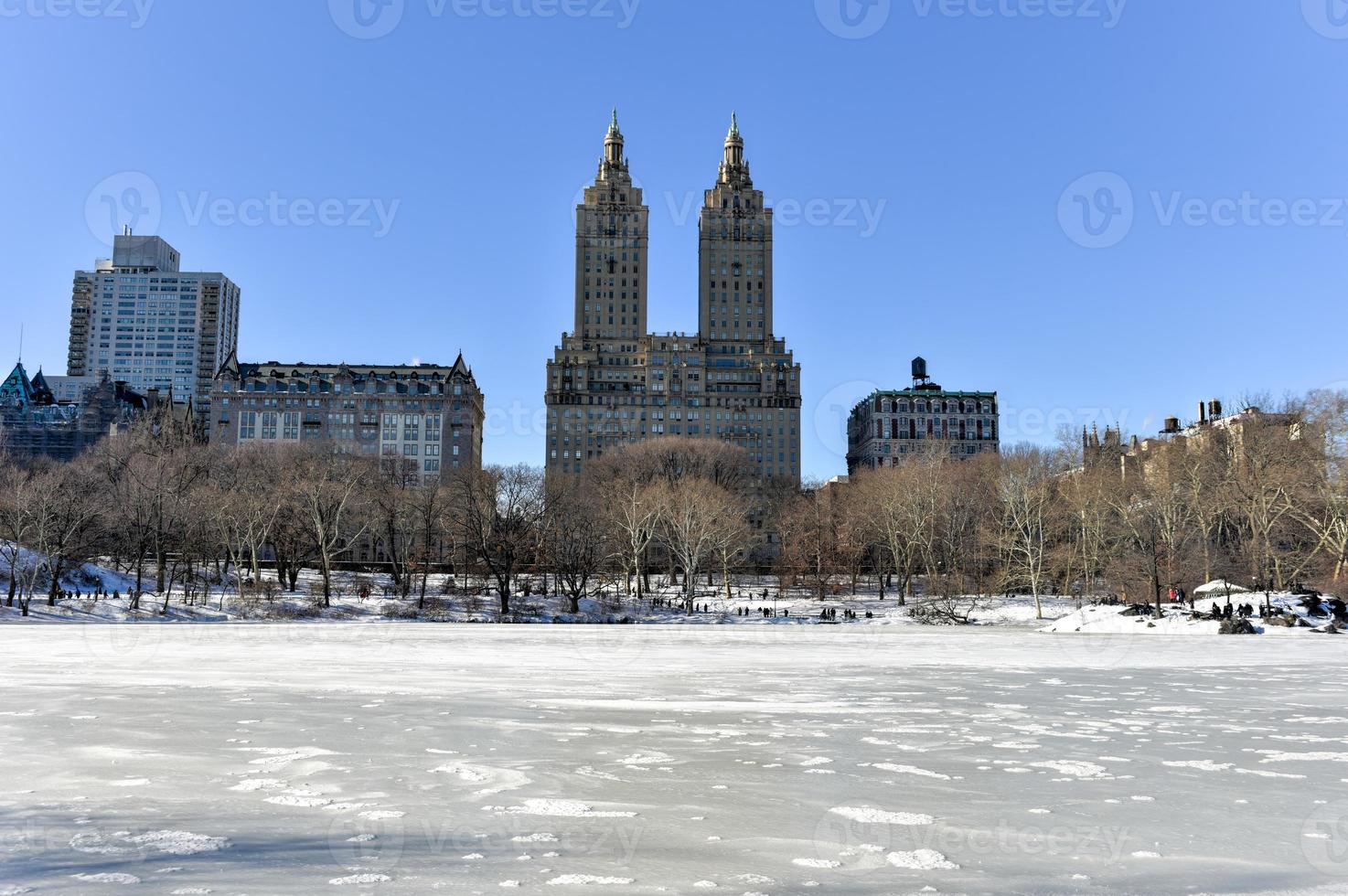 visie van de san remo appartement gebouwen langs centraal park west van de park in nieuw york stad. foto