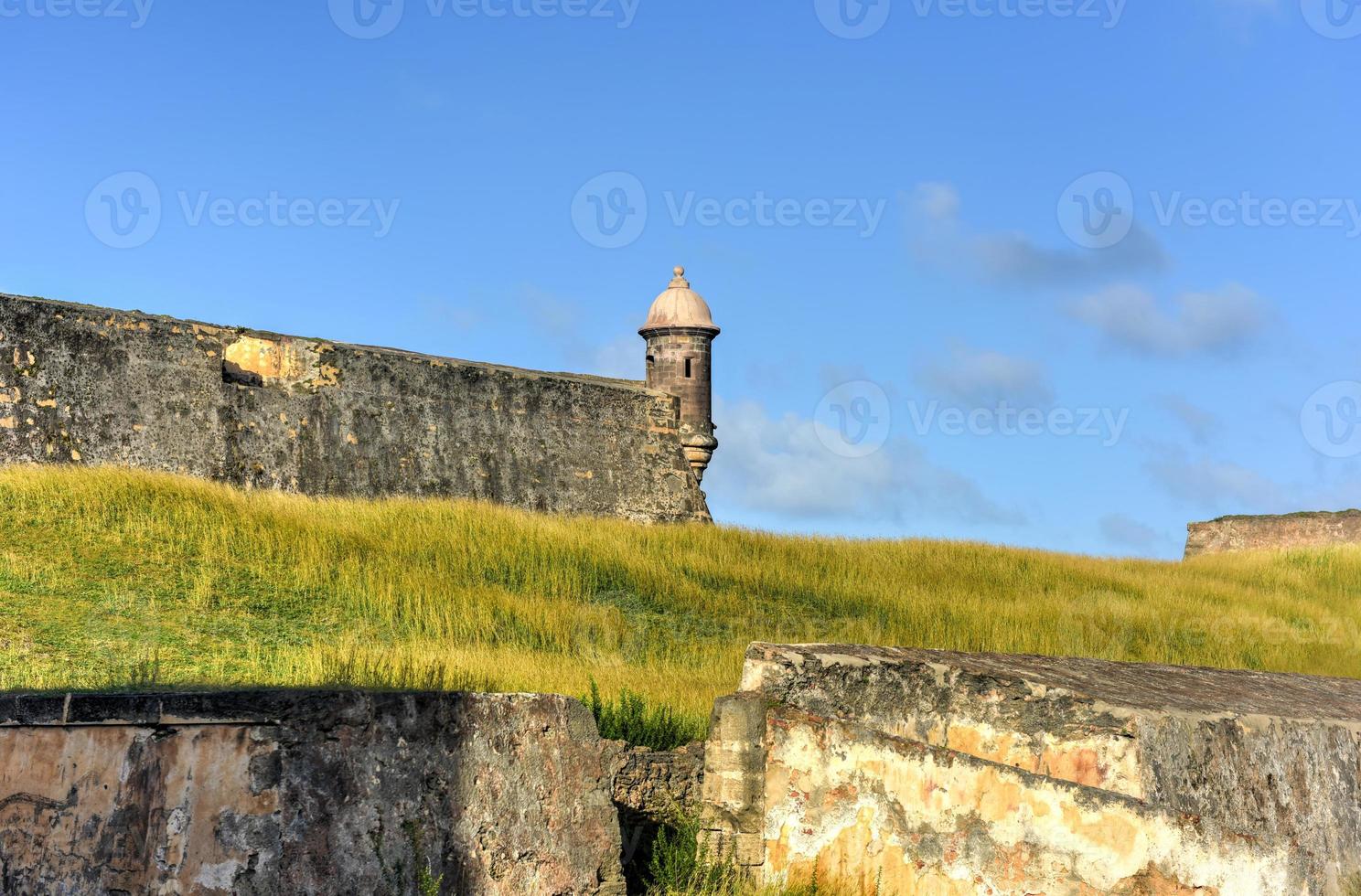 castillo de san cristobal in san juan, puerto rico. het is toegewezen net zo een UNESCO wereld erfgoed plaats sinds 1983. het was gebouwd door Spanje naar beschermen tegen land- gebaseerd aanvallen Aan de stad van san juan. foto