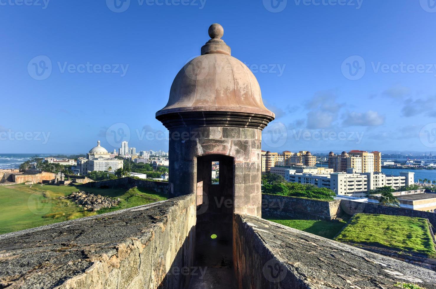 castillo de san cristobal in san juan, puerto rico. het is toegewezen net zo een UNESCO wereld erfgoed plaats sinds 1983. het was gebouwd door Spanje naar beschermen tegen land- gebaseerd aanvallen Aan de stad van san juan. foto