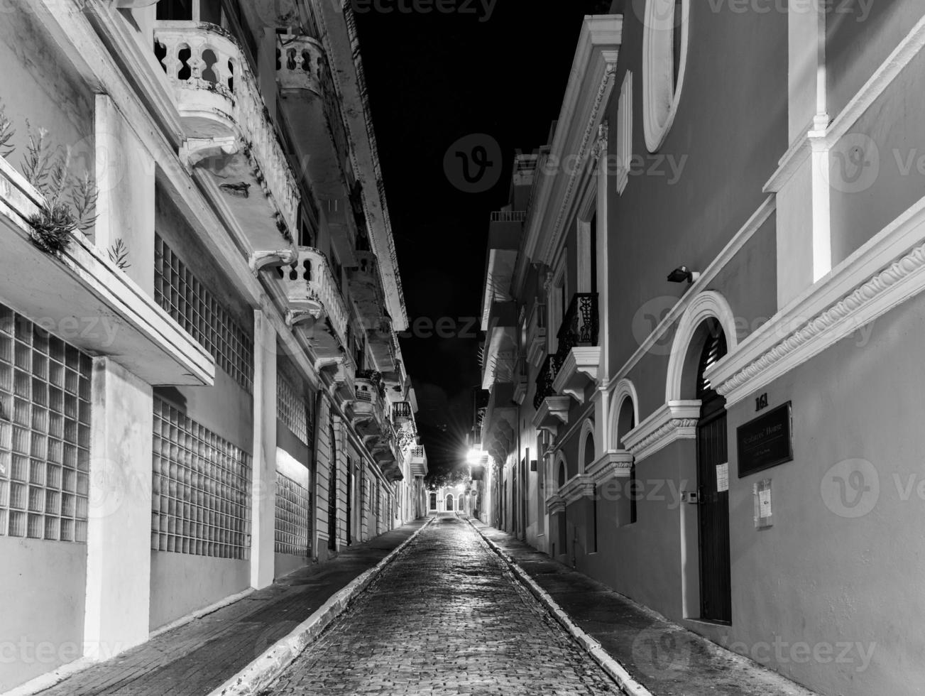 stad straat in oud san juan, puerto rico Bij nacht. foto