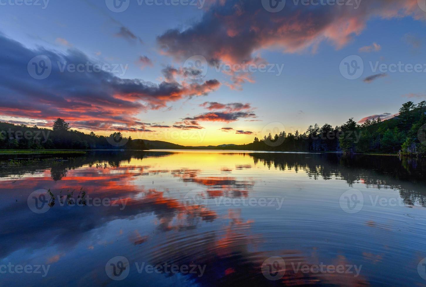 meer gedurfd in de adirondacks staat park in Indisch meer, nieuw york. foto