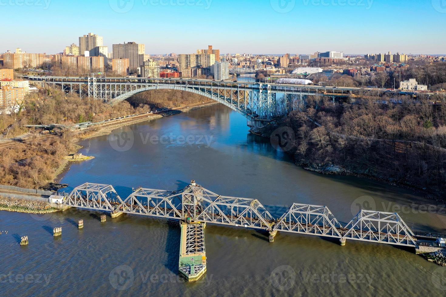 Henry Hudson en spuwen duyvil bruggen overspannende spuwen duyvil kreek tussen de bronx en Manhattan in nieuw york stad. foto