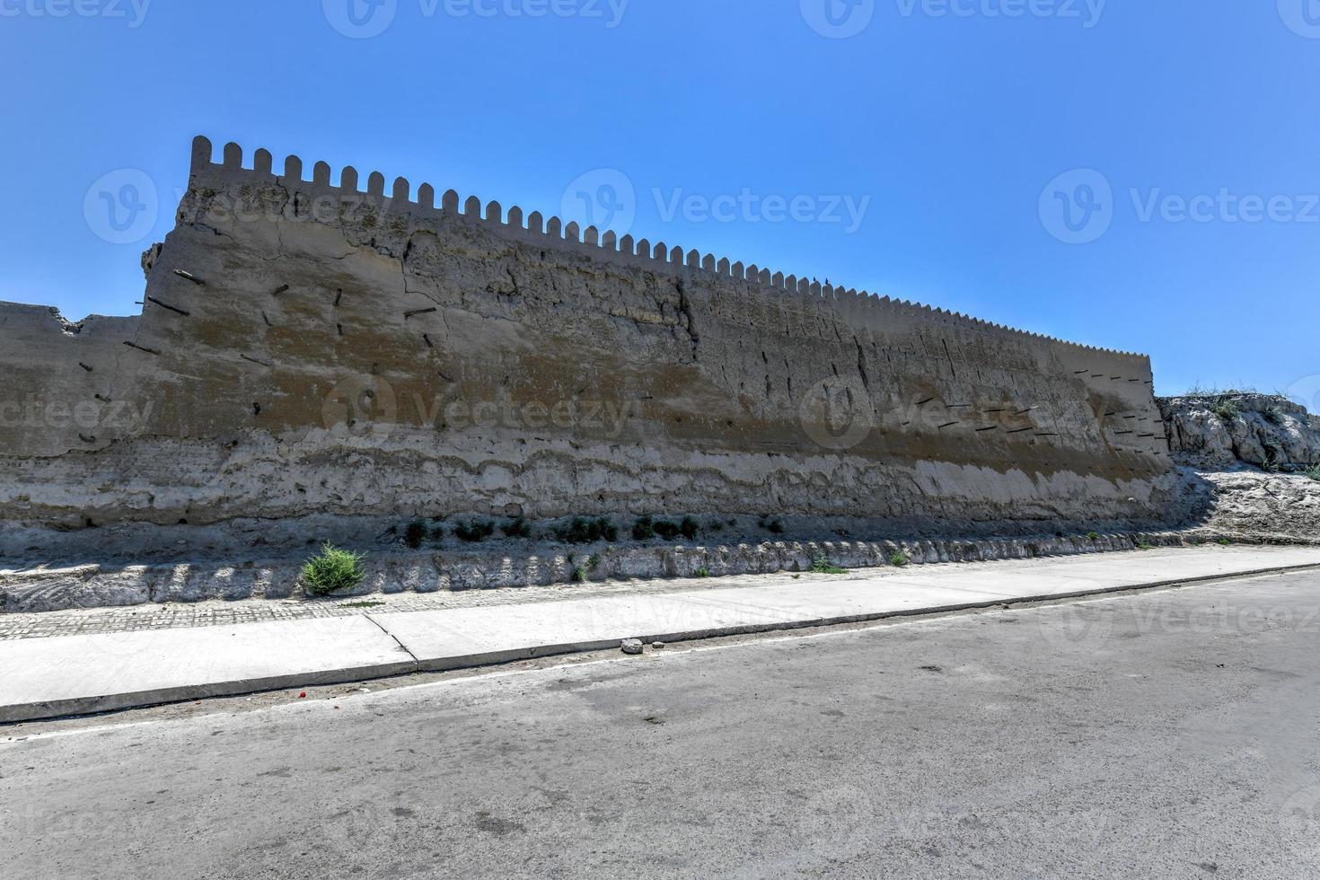 ruïnes van de oud stad muur in bukhara, Oezbekistan. foto