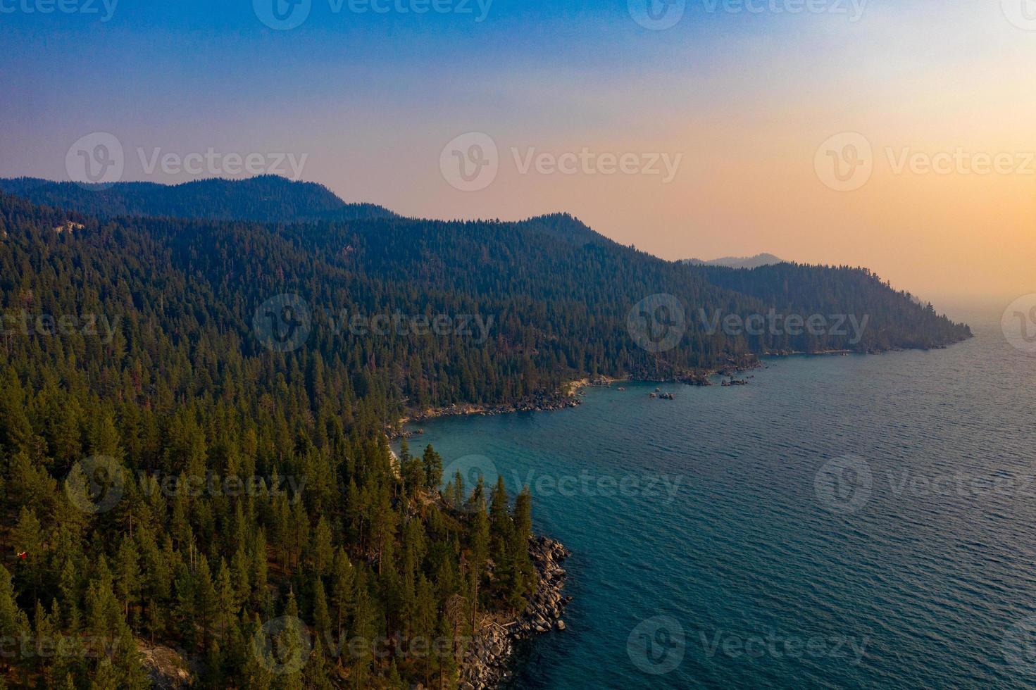 geheim inham langs meer tahoe in Nevada. geheim inham is een van een serie van stranden gelegen langs snelweg 28 Aan de afgelegen oosten- kust van meer tahoe. foto