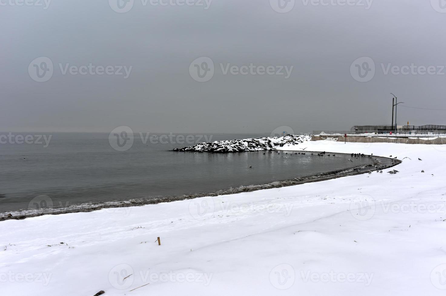 winter sneeuw Aan de strand foto