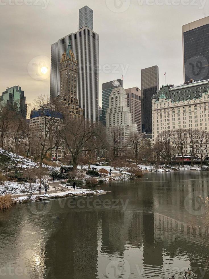 centraal park winter landschap over- de vijver in nieuw york stad foto