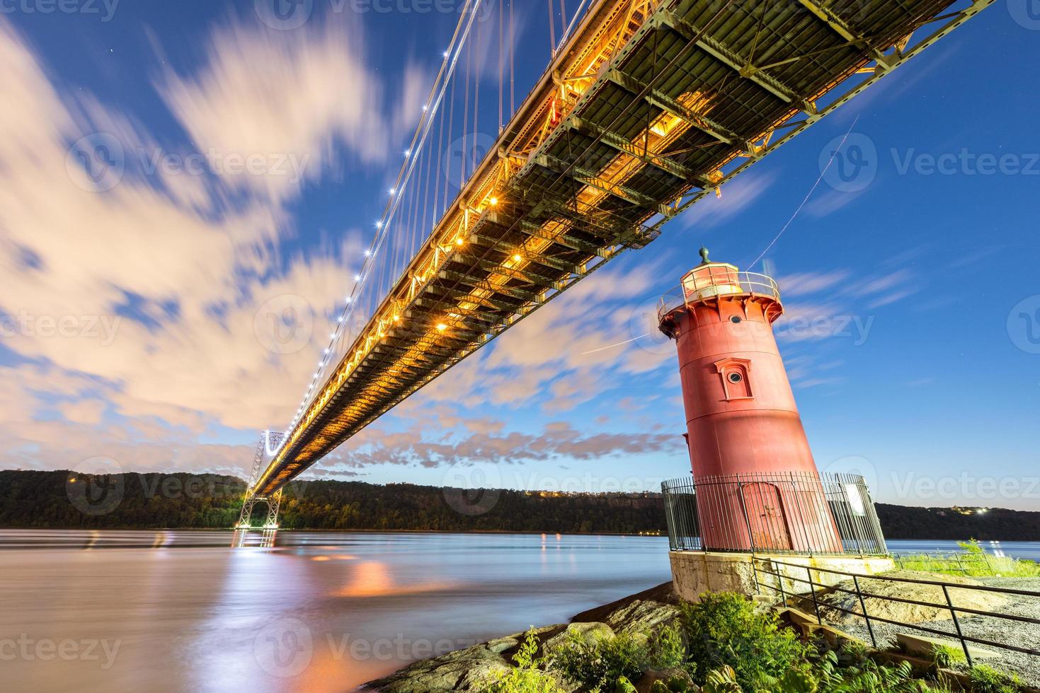 George Washington brug en de rood weinig vuurtoren in fort Washington park, nieuw york, ny in de avond. foto