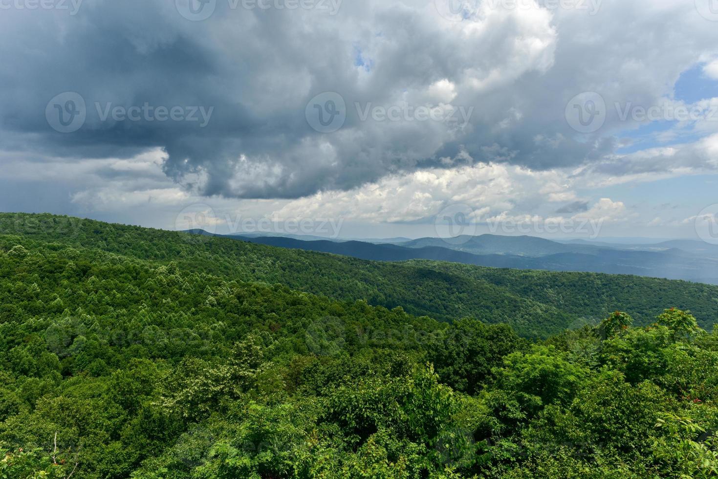 visie van de shenandoah vallei en blauw nok bergen van shenandoah nationaal park, Virginia foto