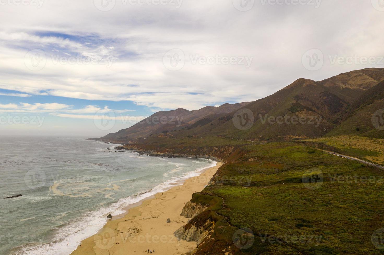 visie van de rotsachtig grote Oceaan kust van garrapata staat park, Californië. foto