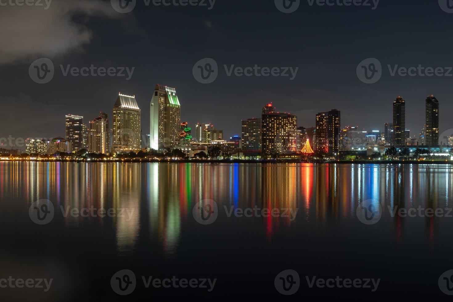 san diego, Californië, Verenigde Staten van Amerika downtown horizon Bij de embarcadero Bij nacht. foto