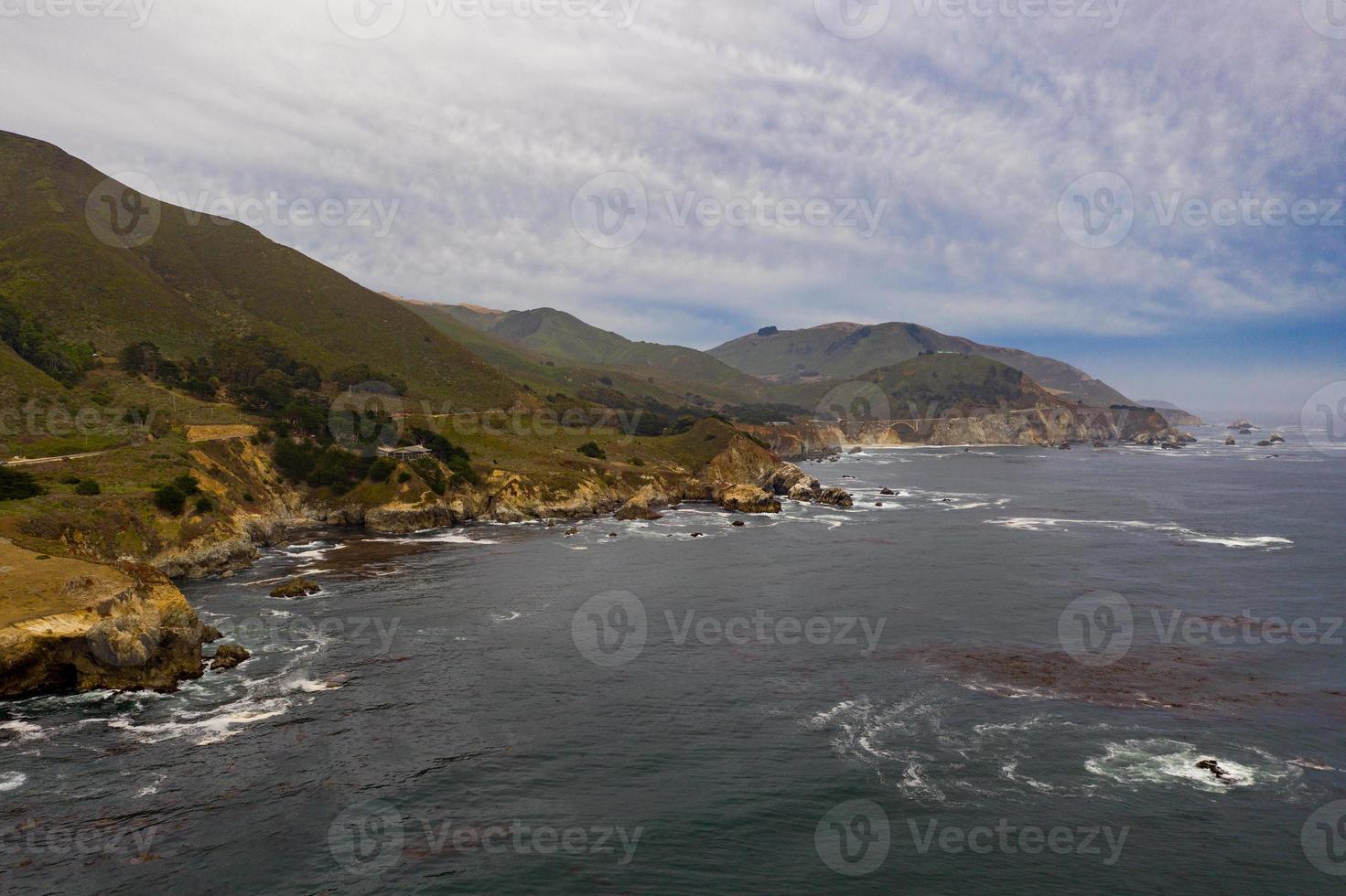 visie van de rotsachtig grote Oceaan kust van garrapata staat park, Californië. foto