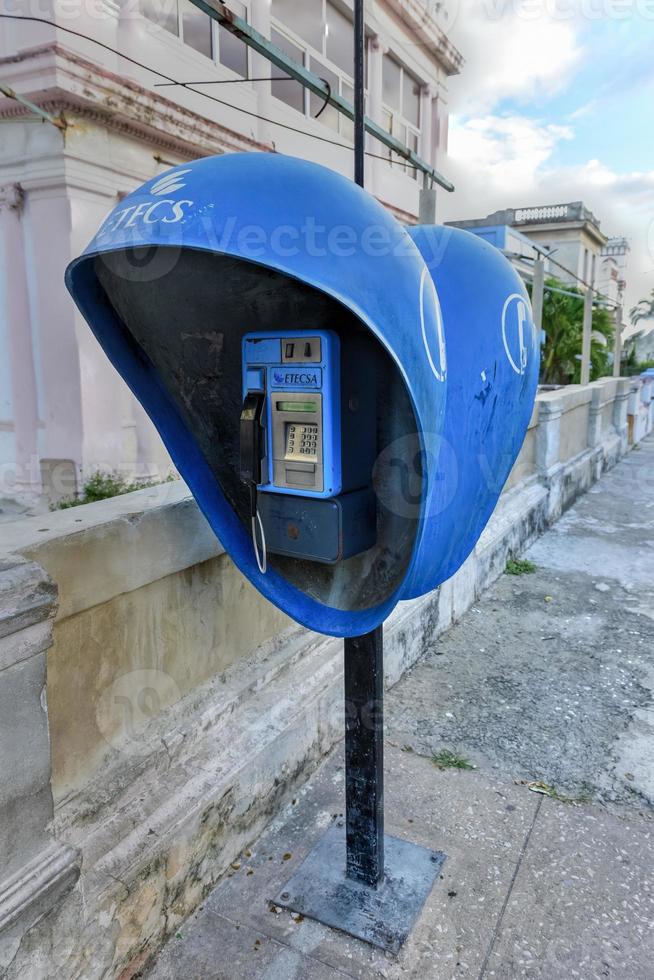 retro telefoon stand buitenshuis in havanna, Cuba. foto