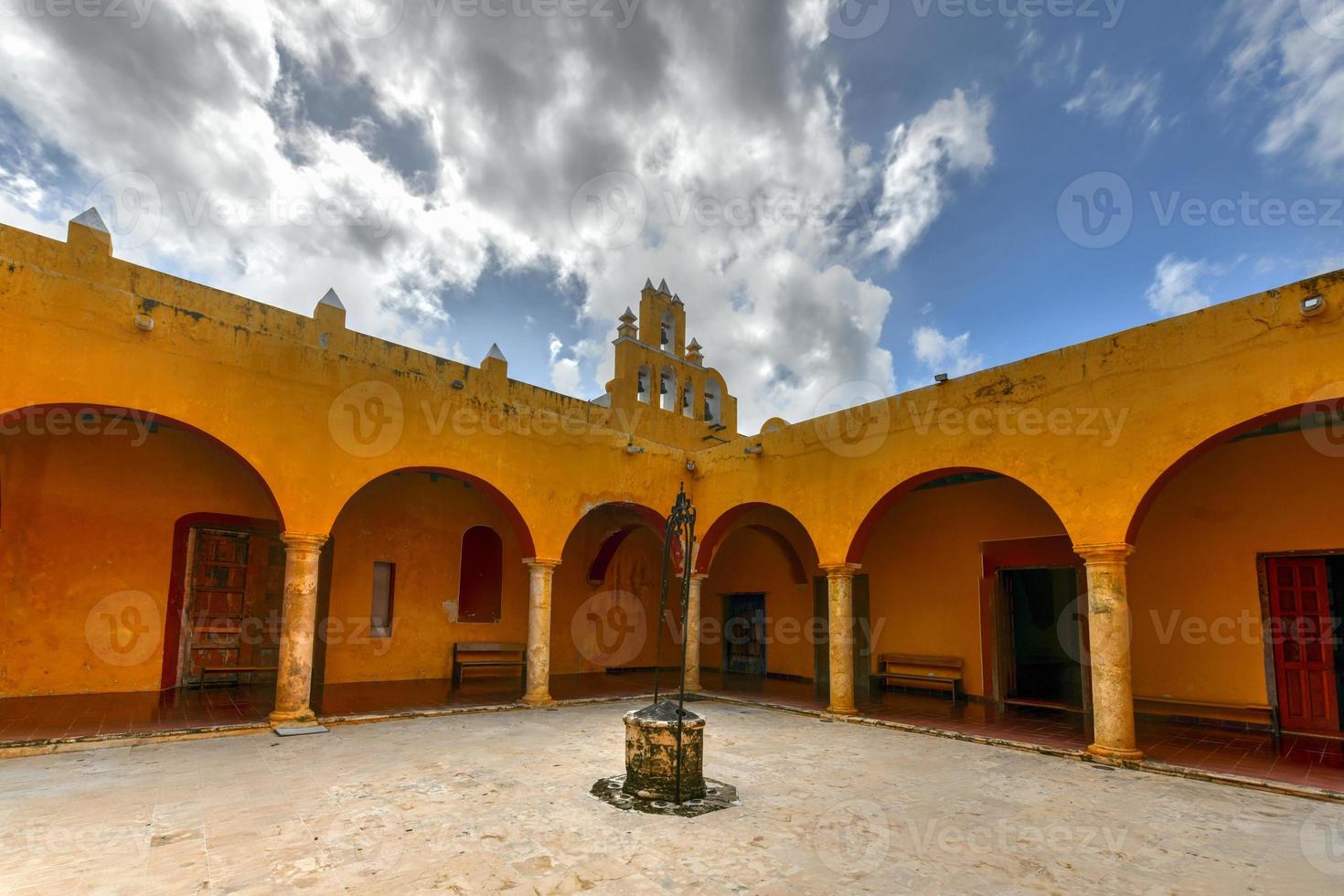 de mooi geel kerk van san roque in de omringt door een muur koloniaal stad van kampeche, Mexico. foto