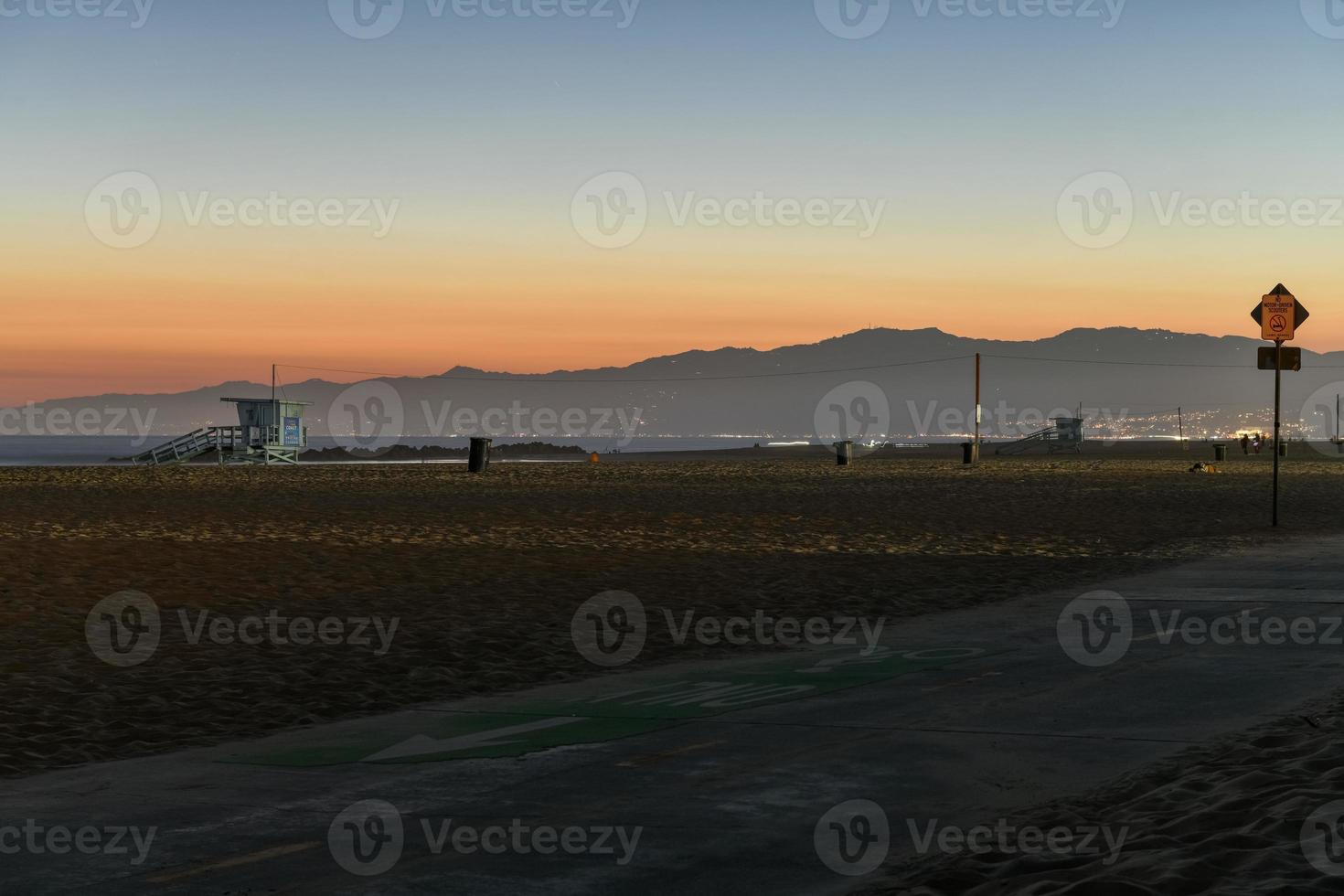 zonsondergang Bij Venetië strand, Californië net zo de zon sets achter de bergen. foto