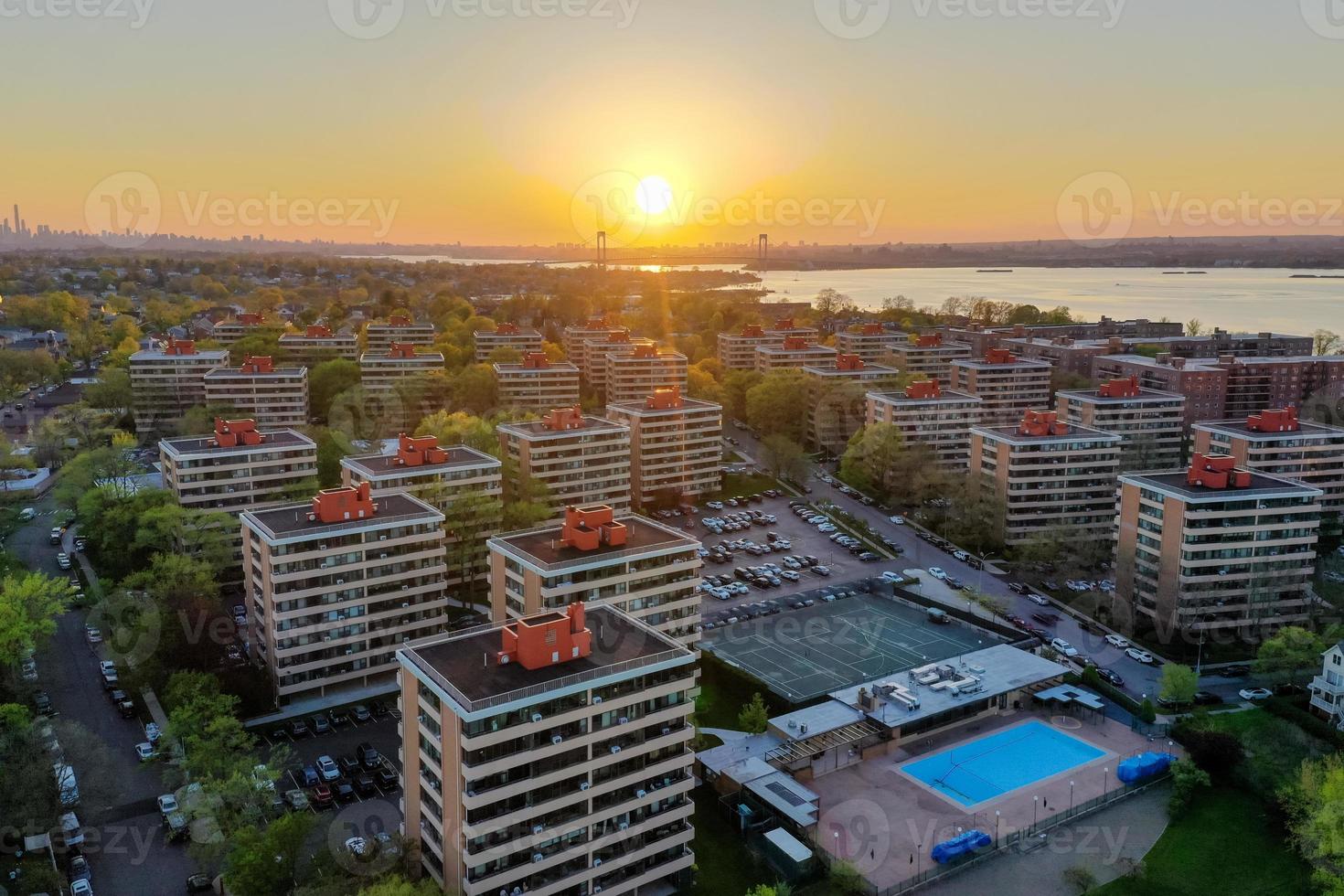 antenne visie van koninginnen in nieuw york stad Bij zonsondergang met de George Washington brug in de achtergrond. foto