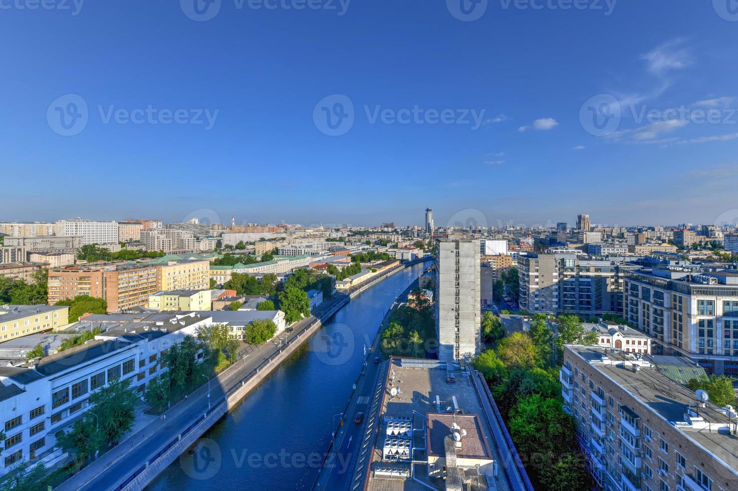 panoramisch visie van de Moskou horizon in de avond, in Rusland. foto