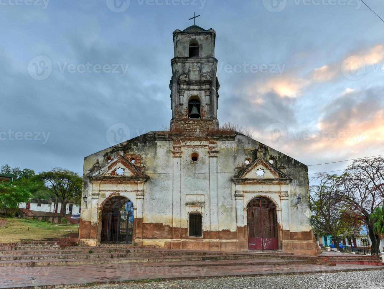 ruïnes van de koloniaal Katholiek kerk van de kerstman ana in Trinidad, Cuba. foto