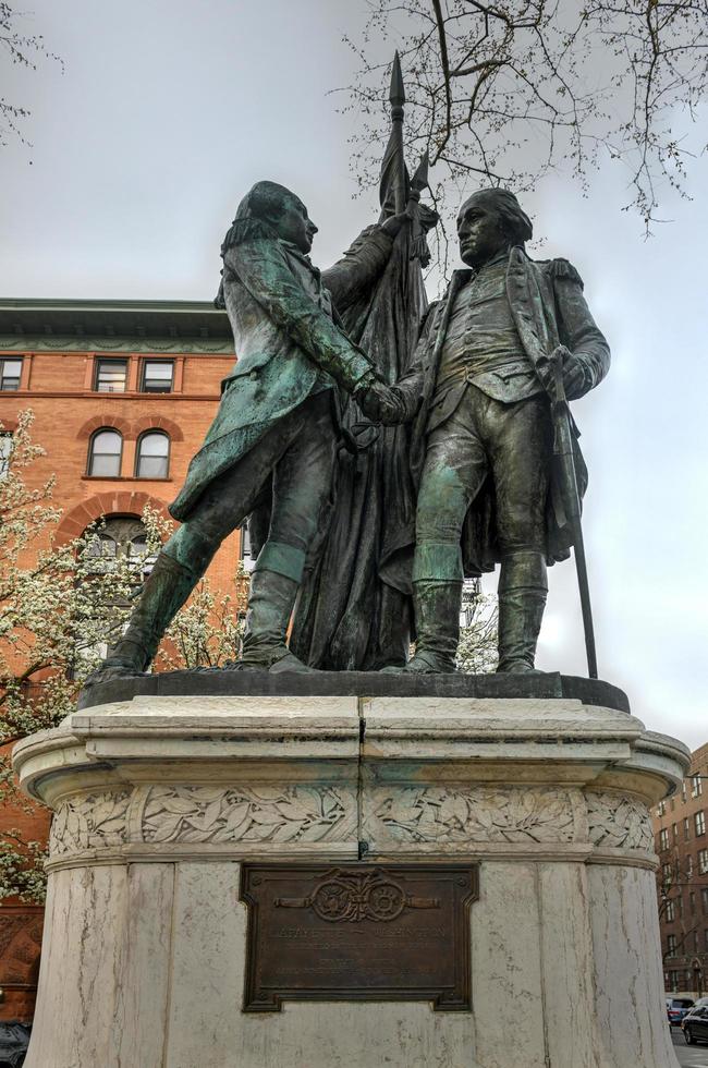 nieuw york stad - apr 10, 2021 - lafayette en Washington monument in lafayette plein in ochtendkant hoogten langs Manhattan Laan in nieuw york stad. foto