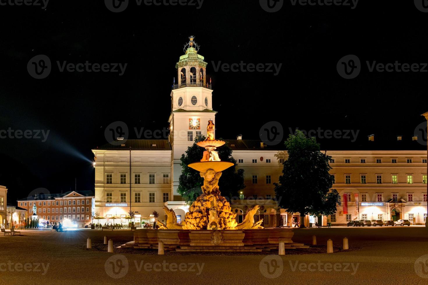 visie van de wit gebouw van de museum van Salzburg gelegen in de nieuw residenz gebouw en de residentiebrunnen fontein Aan de residentieplein. foto